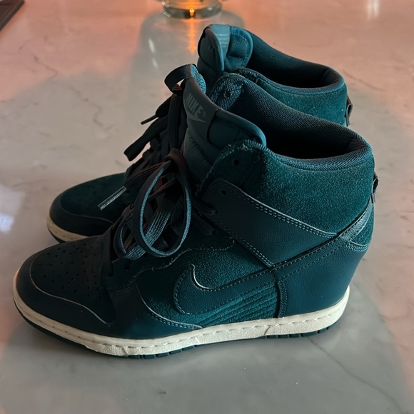 Women’s Nike High Top Sneakers Size 7 - Picture 2 of 6